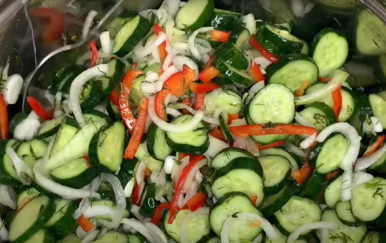 Квашені помідори - не конкурент. Три рецепти консервованих овочевих салатів